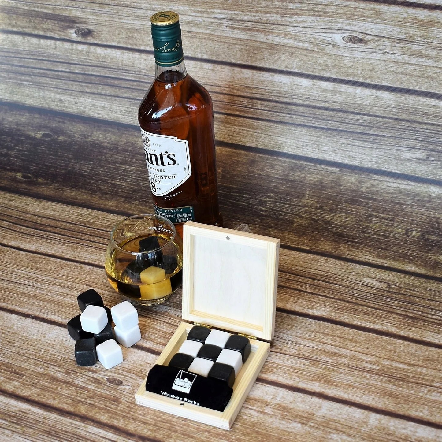 Akmenukų rinkinys „Whisky Stones“ medinėje dėžutėje