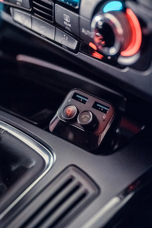 Automobilinis FM Bluetooth siųstuvas BLOW 74-153 su įkrovikliu, galingų bosų funkcija, 2xUSB ir SD kortelės jungtimi 12-24V