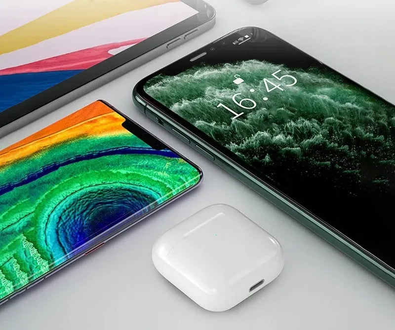 BLOW i15 belaidės į ausis įstatomos „Bluetooth“ ausinės su mikrofonu ir įkrovimo dėklu