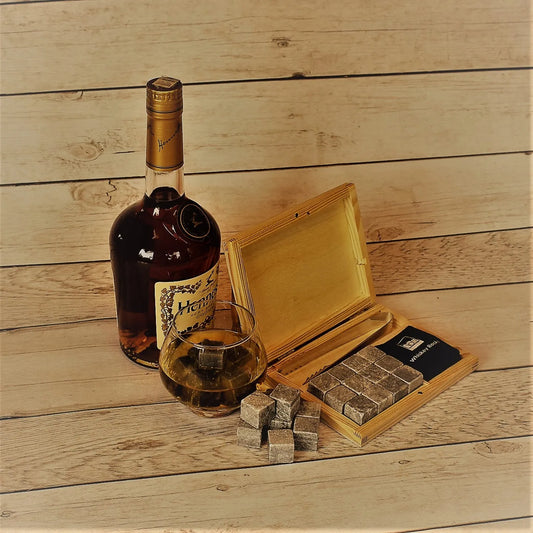 Whisky Stones dovanų rinkinys su viskio akmenukais medinėje dėžutėje