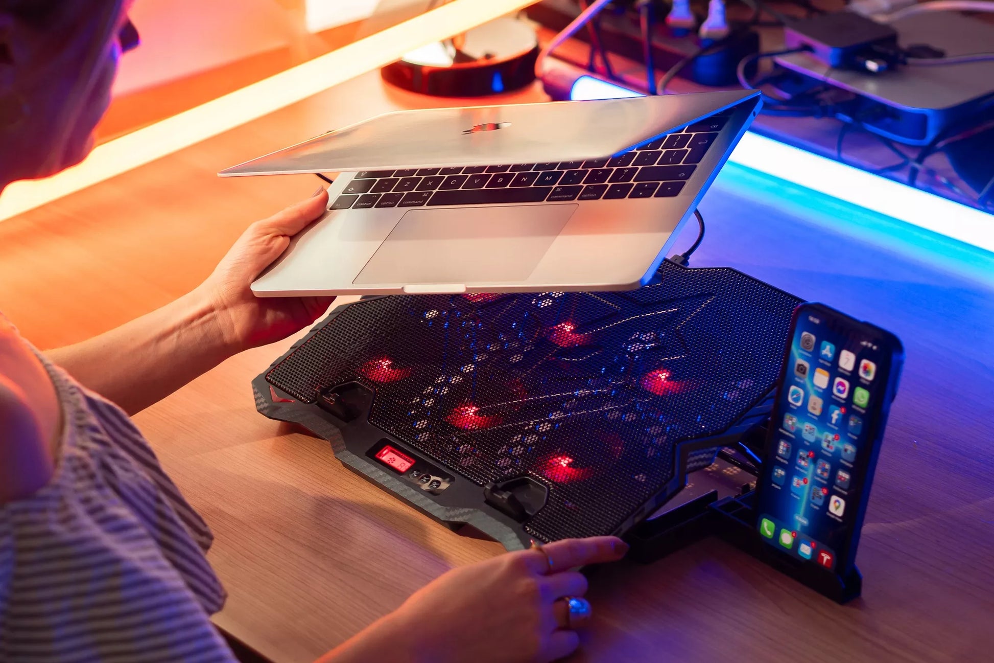 Aušinimo stovas nešiojamam kompiuteriui 15,6' žaidimams, didelis, LED, USB šakytuvas