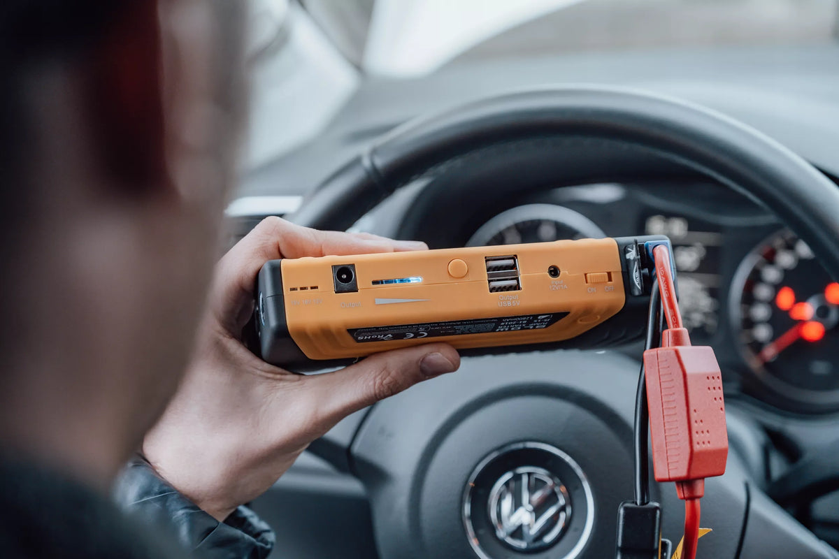 Jump Starter 12 800 mAh – Powerbank su žibintuvėliu, plaktuku ir kabeliais