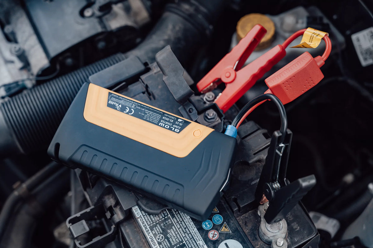Jump Starter 12 800 mAh – Powerbank su žibintuvėliu, plaktuku ir kabeliais