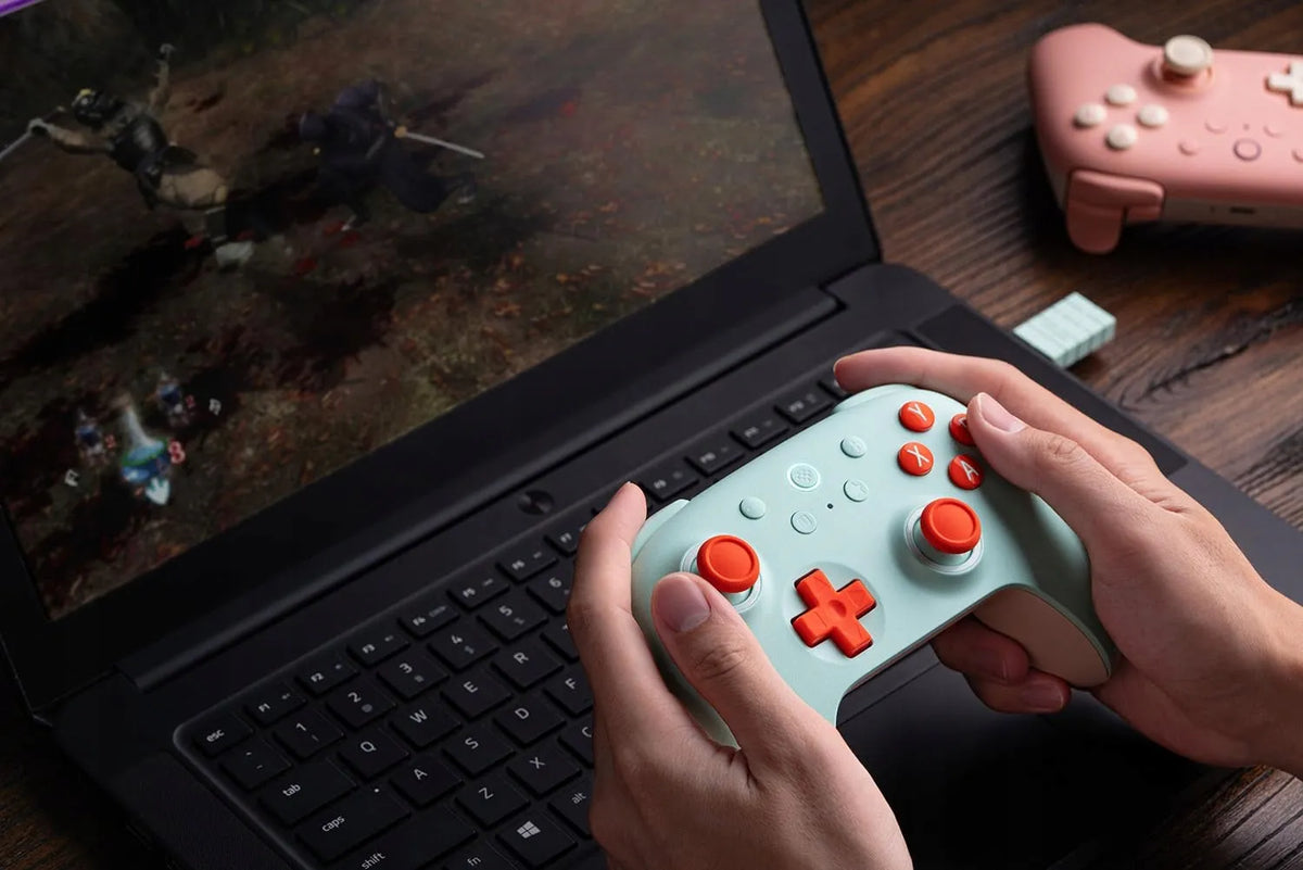 „8BitDo Ultimate 2C“ belaidis žaidimų valdiklis, skirtas „Windows“ ir „Android“