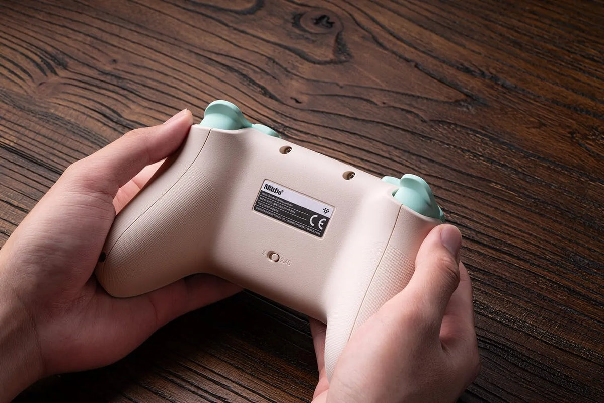 „8BitDo Ultimate 2C“ belaidis žaidimų valdiklis, skirtas „Windows“ ir „Android“