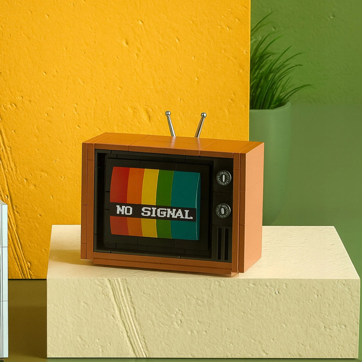 Konstrukcinis kaladėlių rinkinys retro spalvotas televizorius vintage TV su antena 3D 133 vnt.
