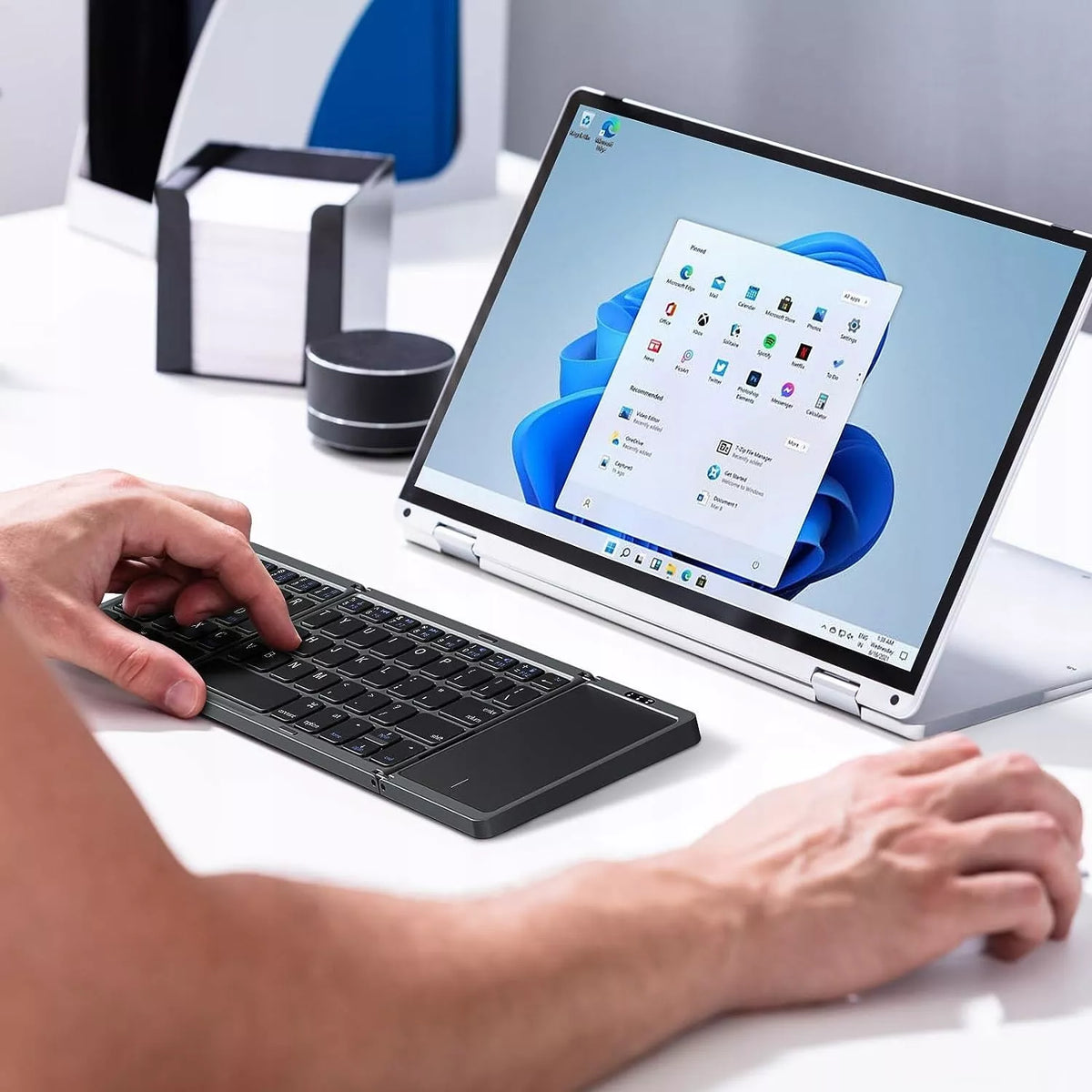 Sulankstoma belaidė „Bluetooth“ klaviatūra su lietimui jautriu skydeliu, tamsiai pilka