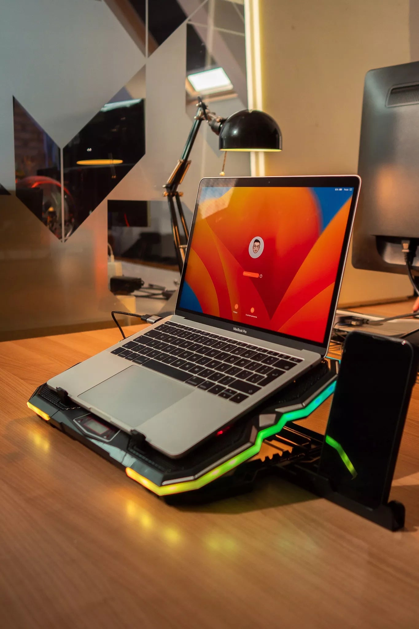 Aušinimo stovas nešiojamam kompiuteriui, reguliuojamas 9-17", LED RGB, 2x USB