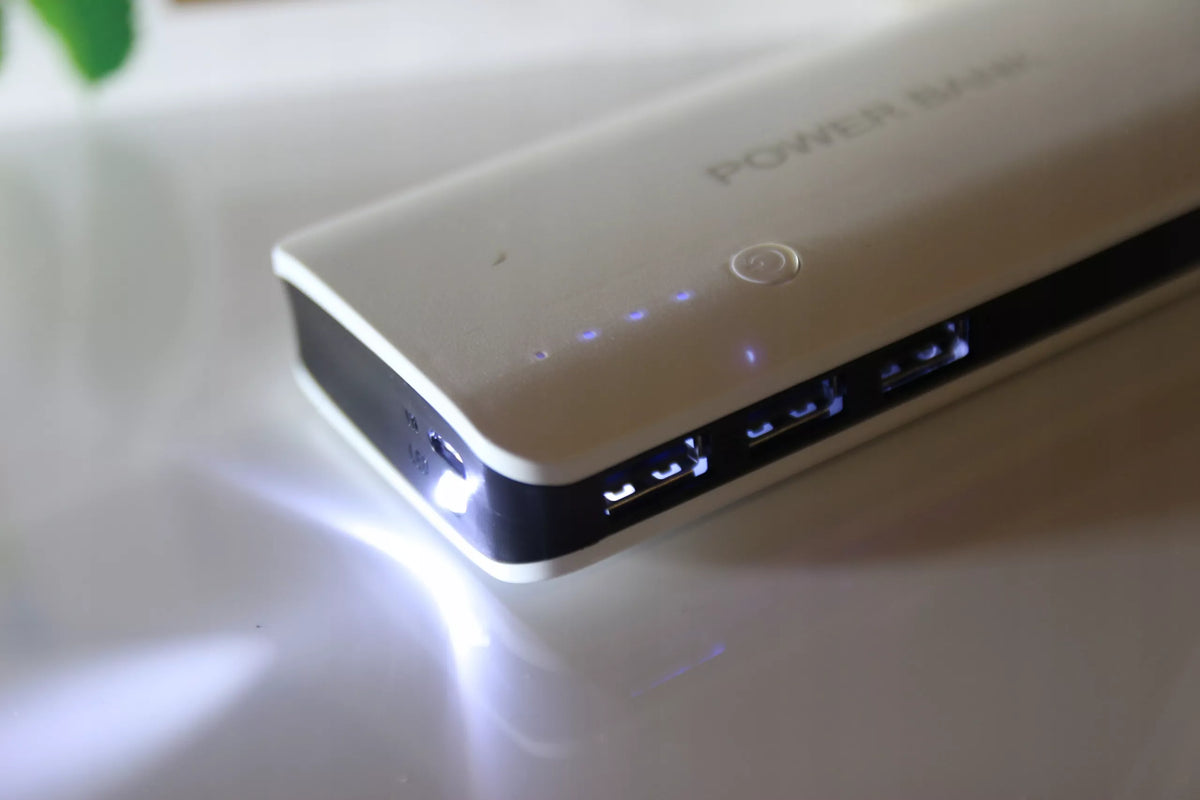 PowerBank Ekranas 3xUSB Žibintuvėlis