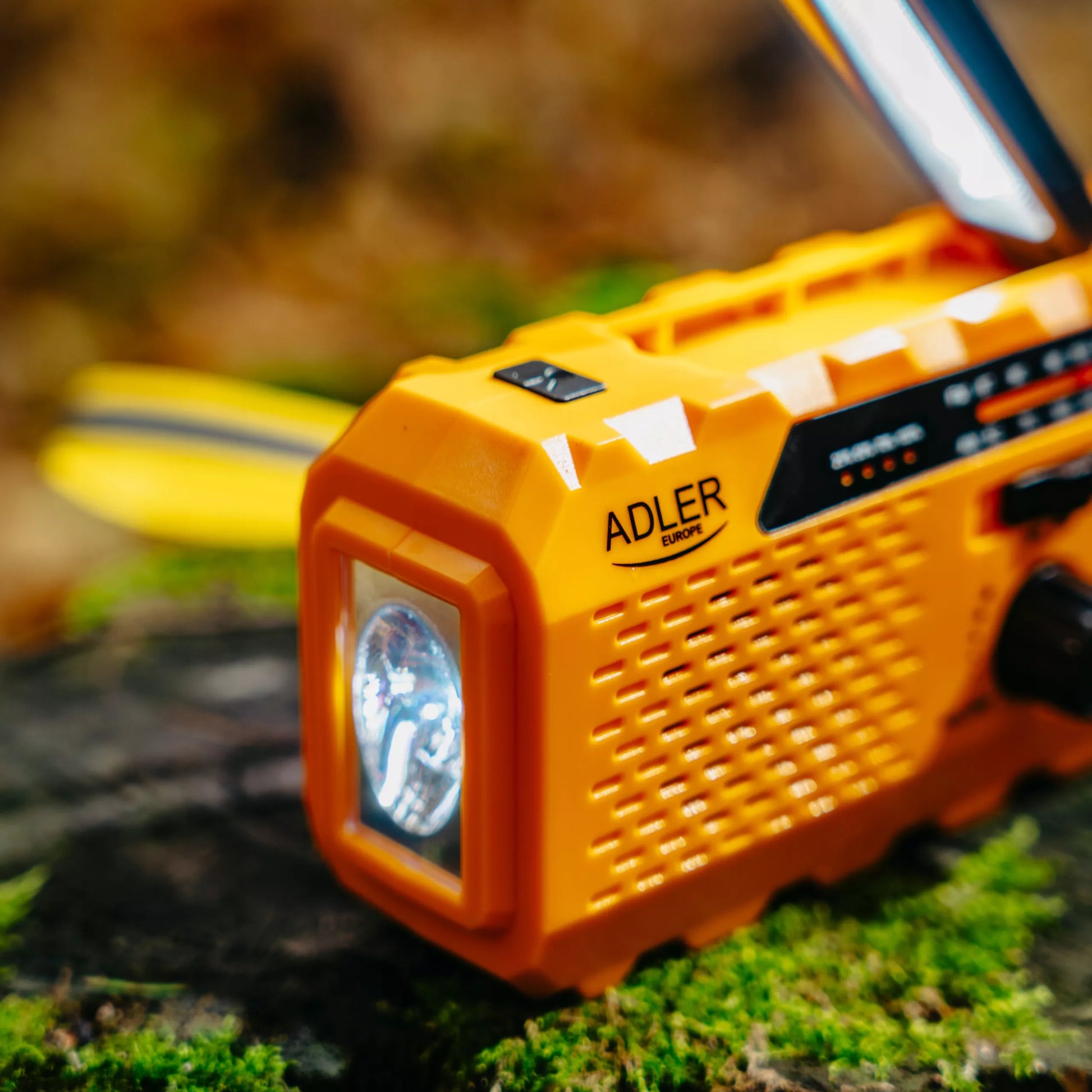 NEŠIOJAMA RADYJA SU DYNAMO IR SAULĖS ĮKROVIMU, VIRTUVINĖ, ŽIBINTĖLIS, POWERBANK