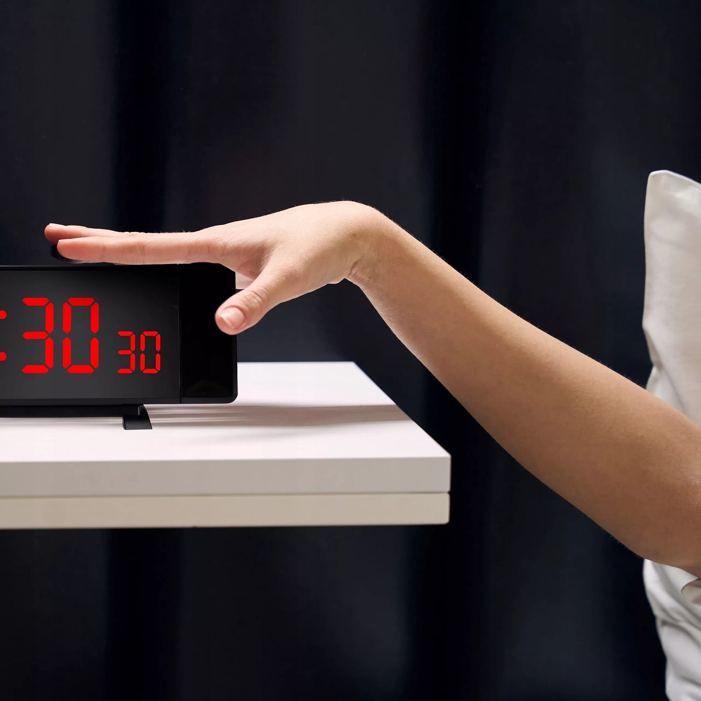 ŽADINTUVAS LAIKRODIS SU PROJEKTORIUMI JUODAS USB GARSUS ŽADINTUVAS XL LED EKRANAS
