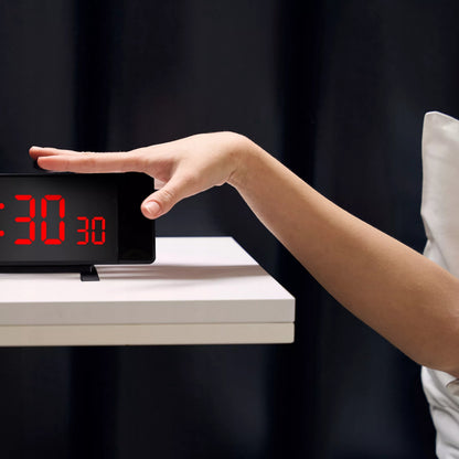 ŽADINTUVAS LAIKRODIS SU PROJEKTORIUMI JUODAS USB GARSUS ŽADINTUVAS XL LED EKRANAS