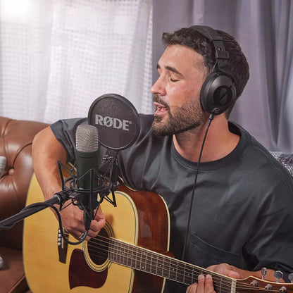Røde NT1 Signature Black studijinis kondensatorinis mikrofonas dainavimui ir kalbėjimui