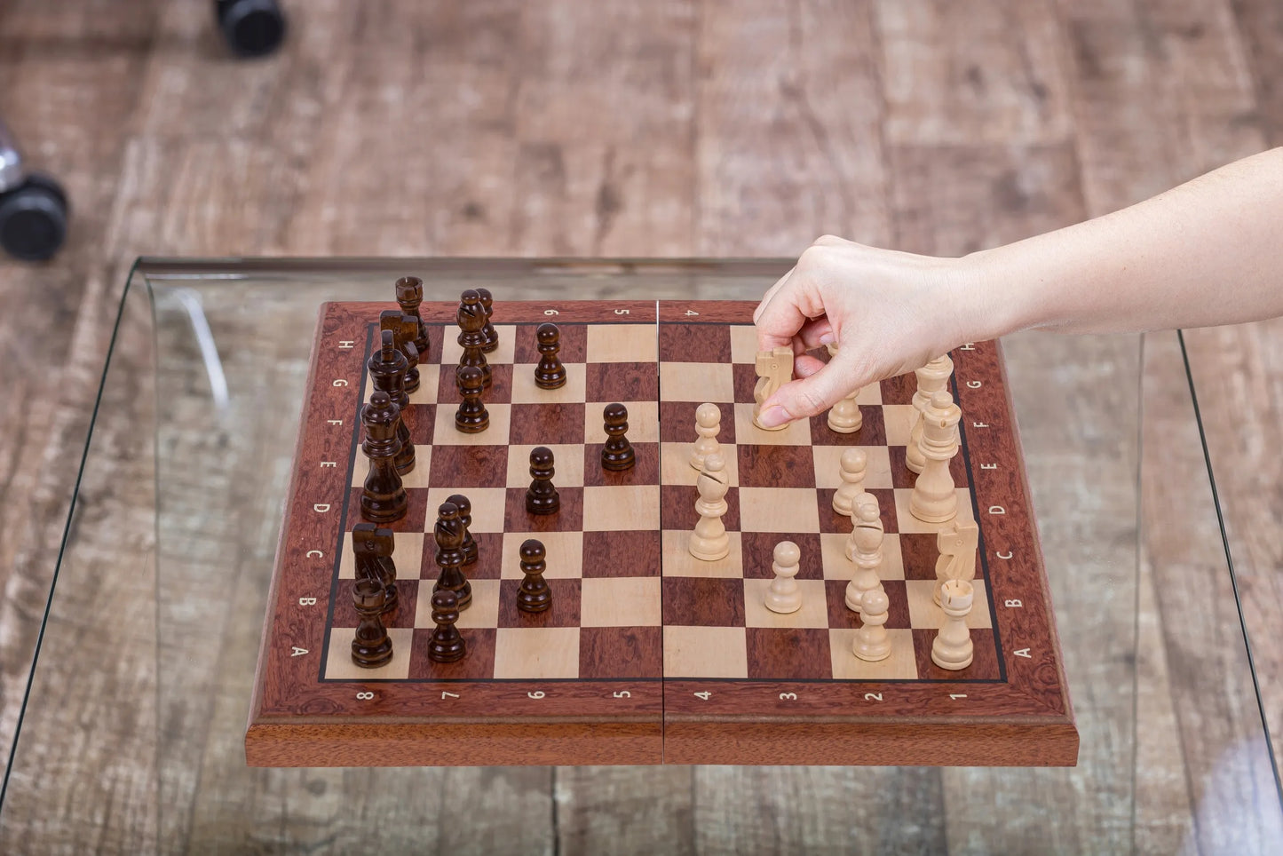 SQUARE – Dideli mediniai magnetiniai šachmatai 380 – Mahonis + 2 x papildomos valdovės