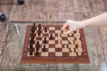 SQUARE – Dideli mediniai magnetiniai šachmatai 380 – Mahonis + 2 x papildomos valdovės