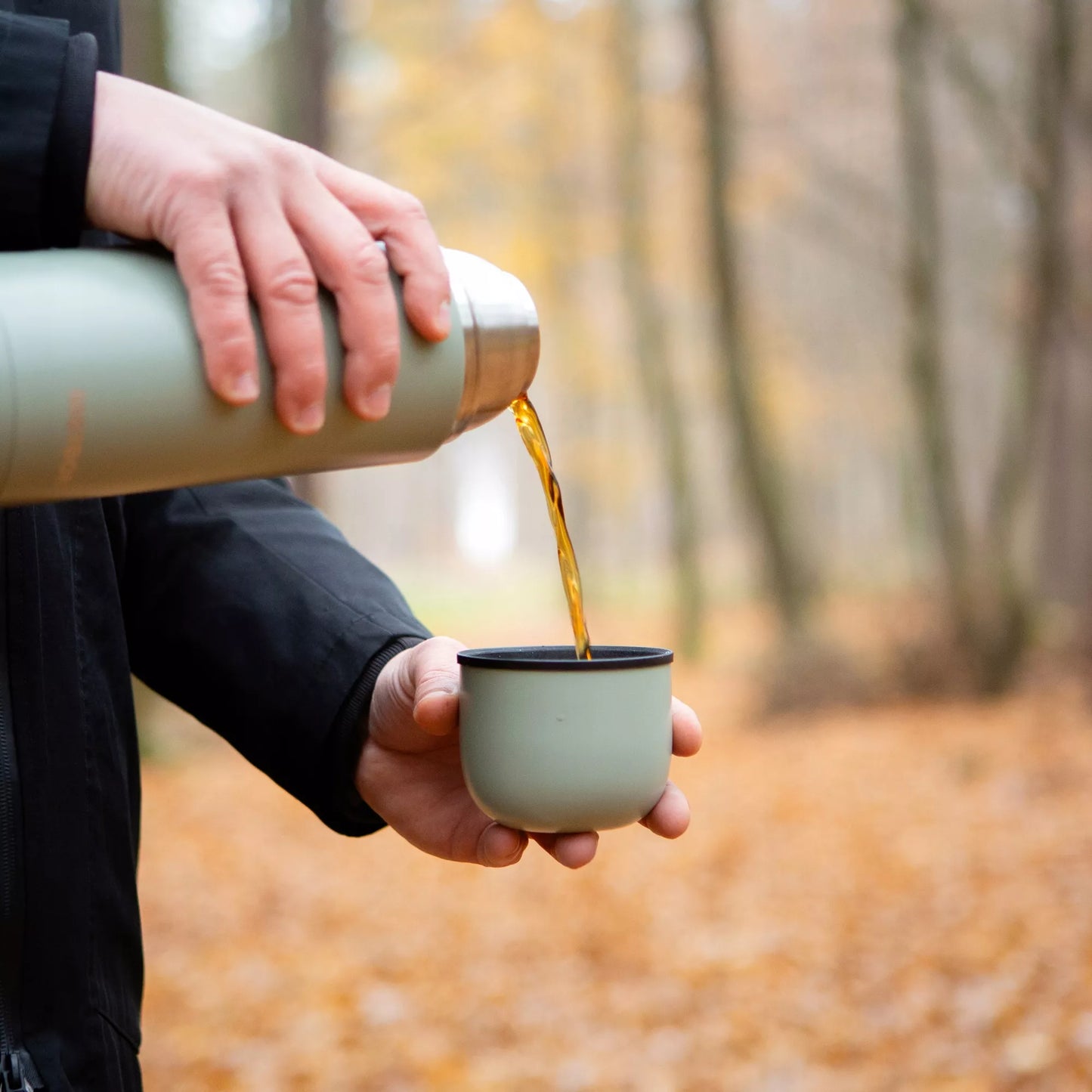 Turistinis gėrimų termosas – 750 ml, su puodeliais, šildo iki 24 val.