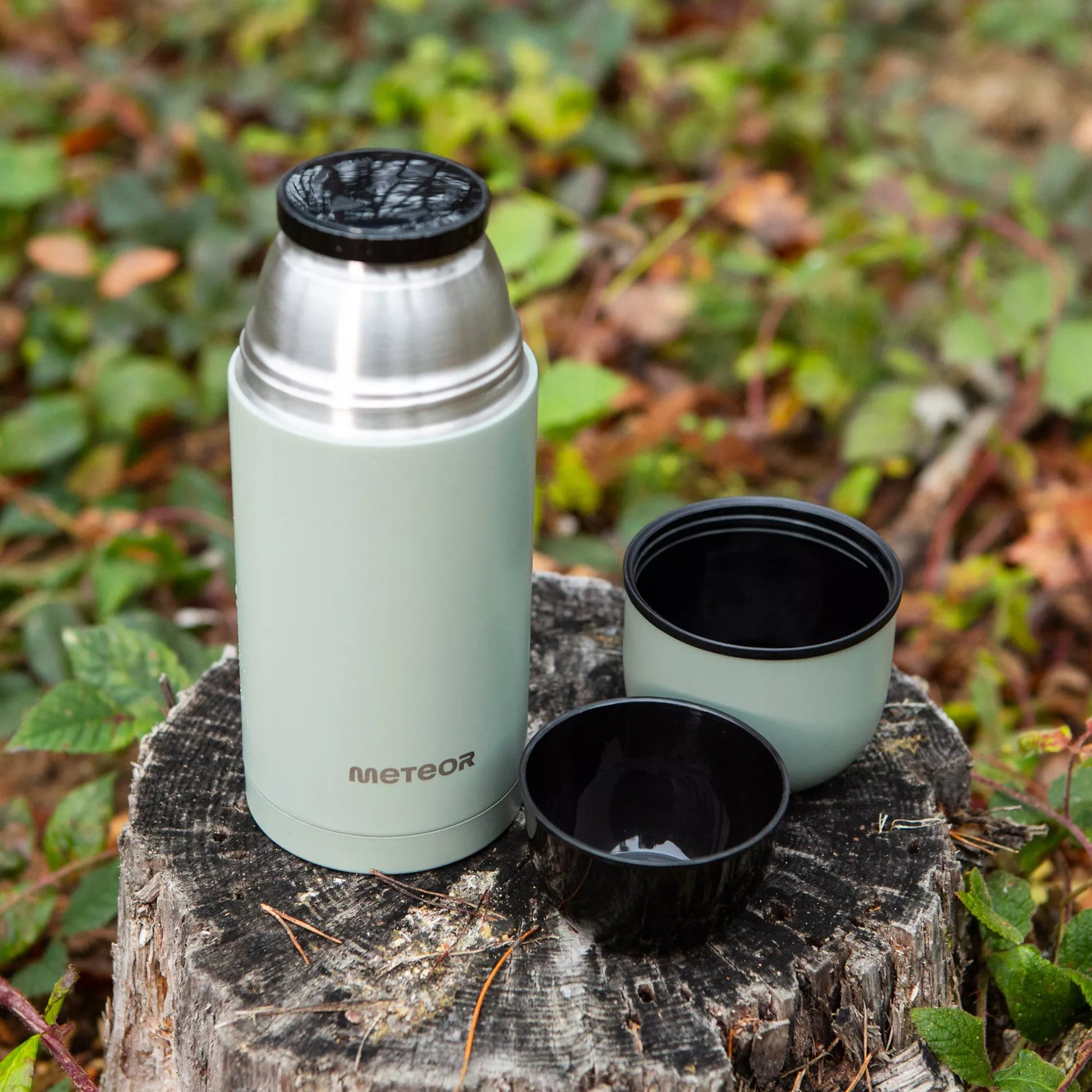 Turistinis gėrimų termosas – 750 ml, su puodeliais, šildo iki 24 val.