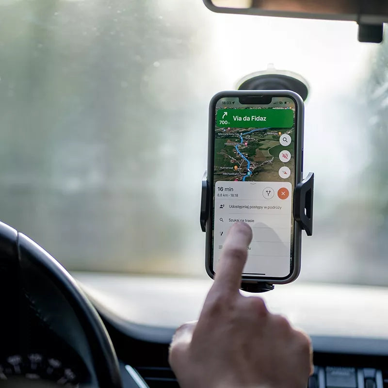 Tvirtas automobilinis laikiklis telefonui ant priekinio stiklo, prietaisų skydelio, salono