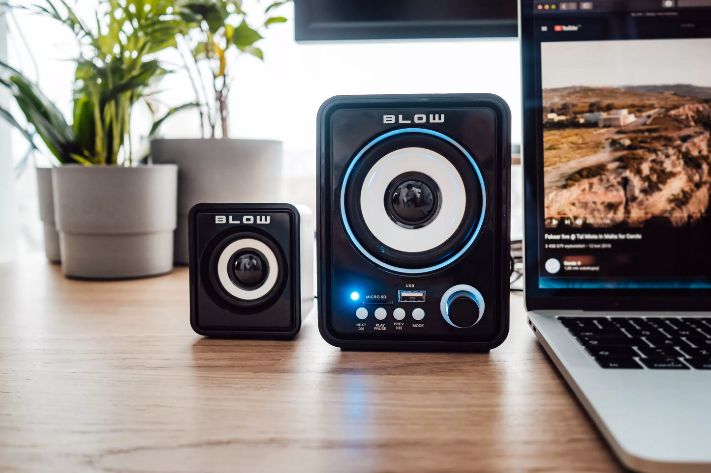 Kompiuterinių garsiakalbių komplektas 2.1 su LED apšvietimu ir FM radija, 11 W