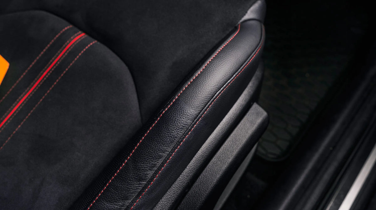 ADBL Leather Kit – odinių apmušalų valymo ir priežiūros rinkinys su valikliu, kondicionieriumi ir šepetėliu