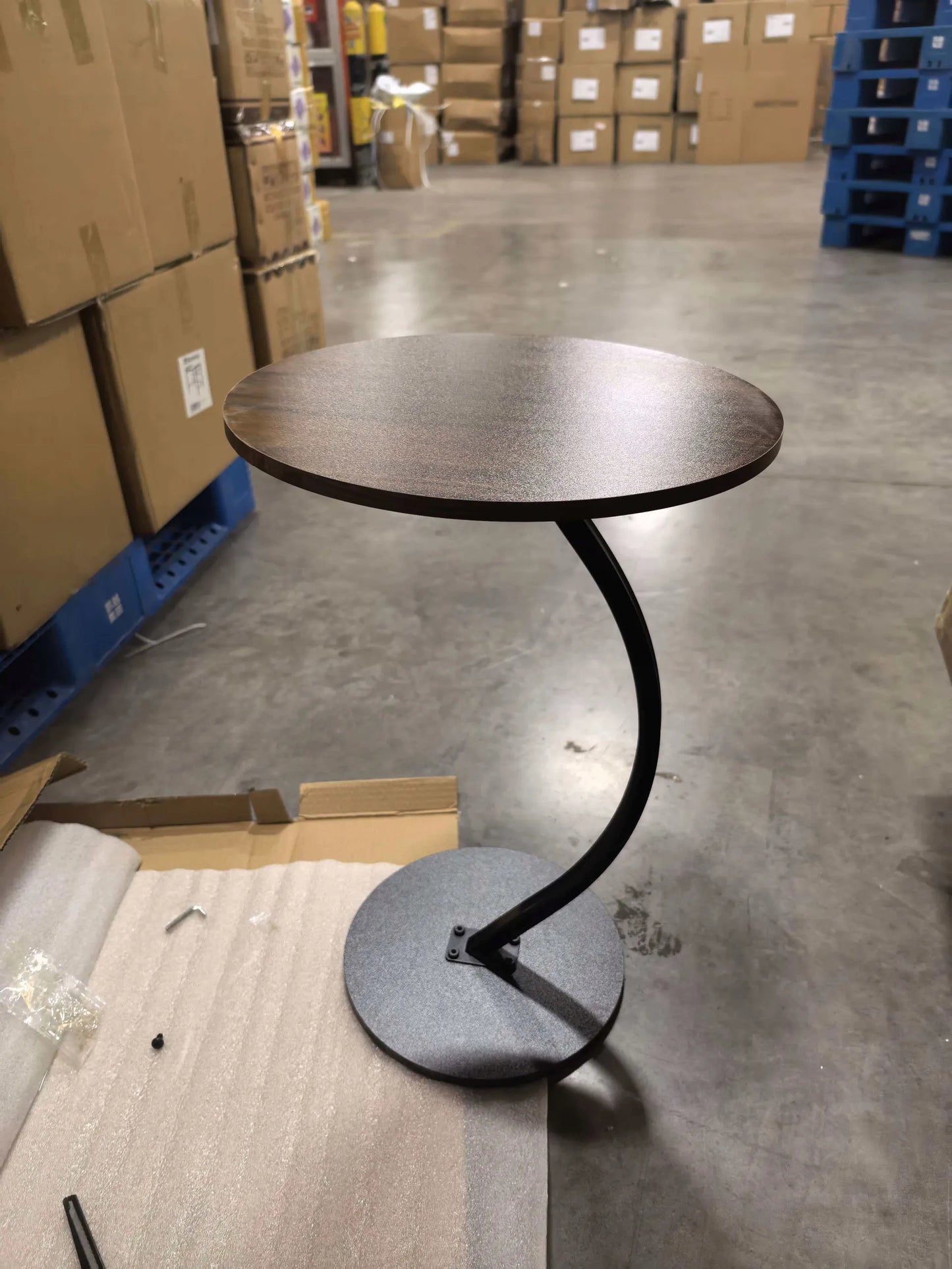 Apvalus medinis kavos staliukas 60 cm svetainei su metaliniu loft stiliaus pagrindu