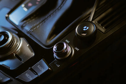 Automobilinis BLUETOOTH FM siųstuvas, įkroviklis ir laisvų rankų įranga su USB QC3.0