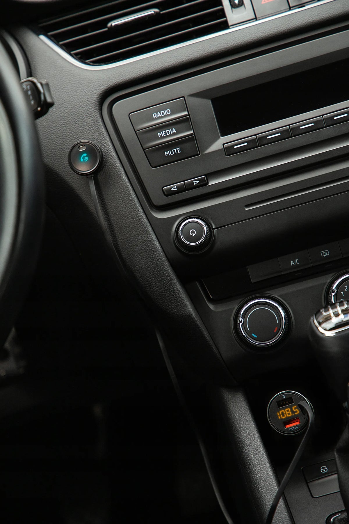Automobilinis BLUETOOTH FM siųstuvas, įkroviklis ir laisvų rankų įranga su USB QC3.0