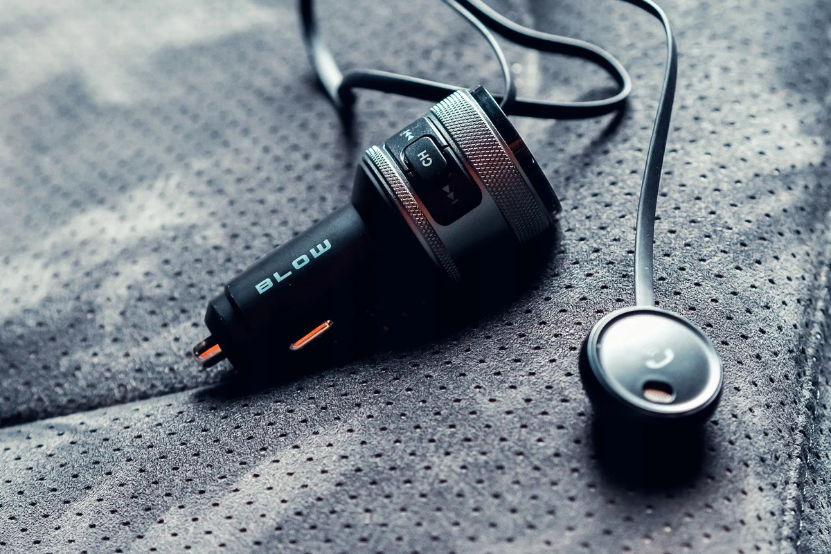 Automobilinis BLUETOOTH FM siųstuvas, įkroviklis ir laisvų rankų įranga su USB QC3.0