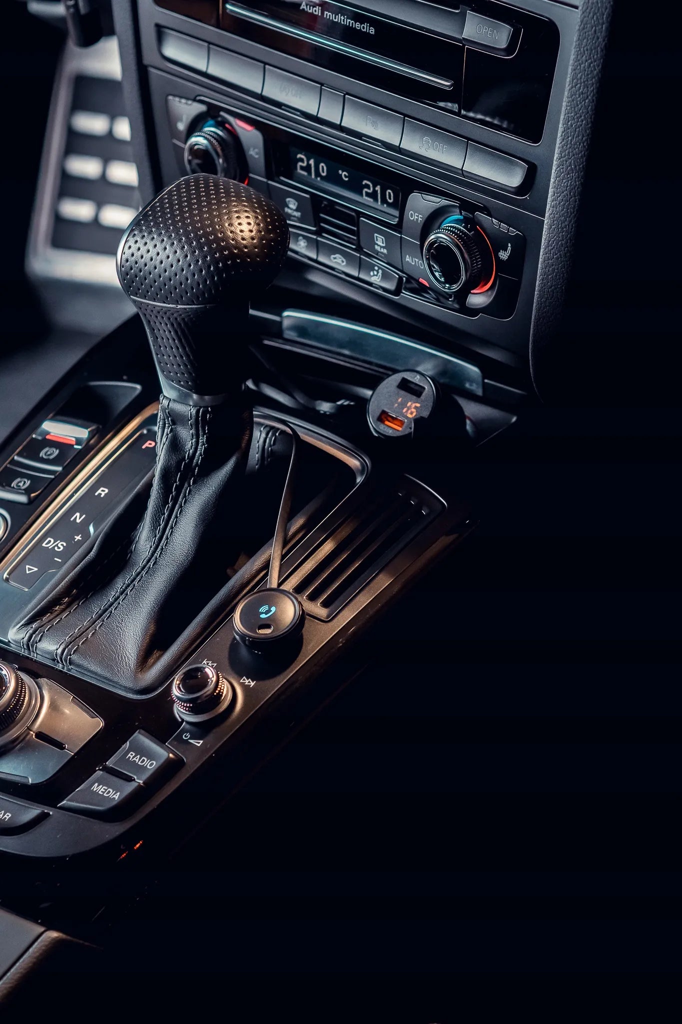 Automobilinis BLUETOOTH FM siųstuvas, įkroviklis ir laisvų rankų įranga su USB QC3.0