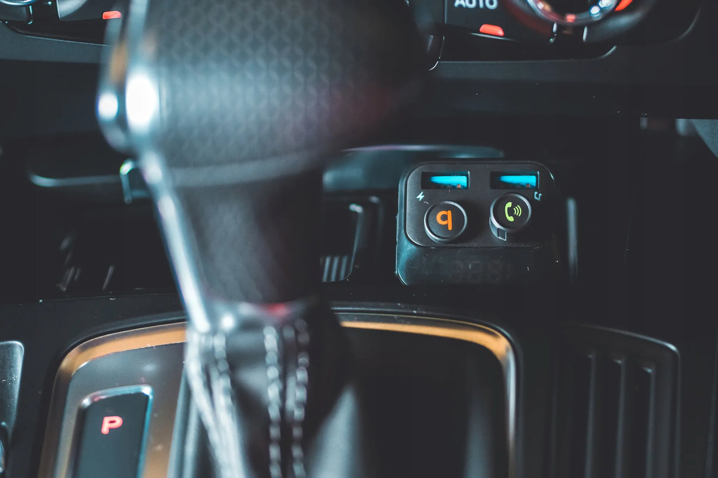 Automobilinis FM Bluetooth siųstuvas BLOW 74-153 su įkrovikliu, galingų bosų funkcija, 2xUSB ir SD kortelės jungtimi 12-24V