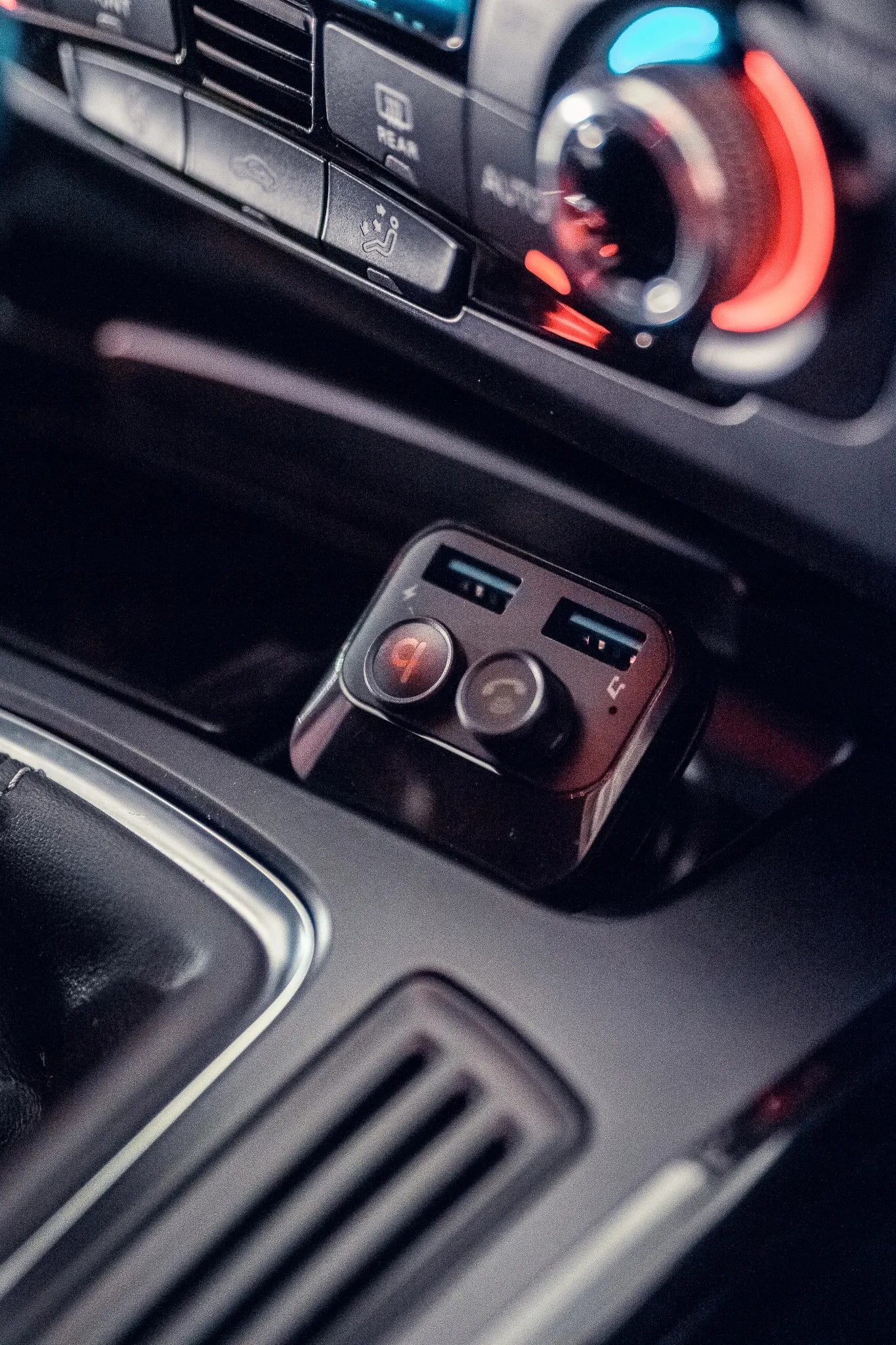 Automobilinis FM Bluetooth siųstuvas BLOW 74-153 su įkrovikliu, galingų bosų funkcija, 2xUSB ir SD kortelės jungtimi 12-24V