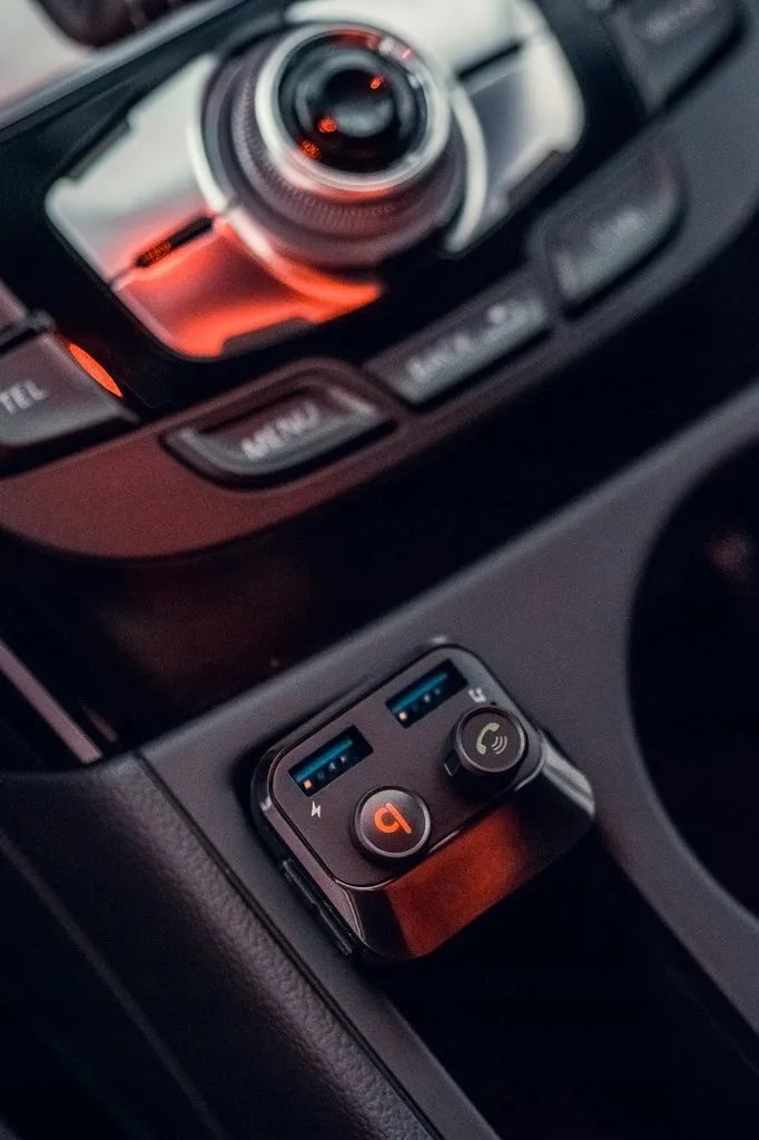 Automobilinis FM Bluetooth siųstuvas BLOW 74-153 su įkrovikliu, galingų bosų funkcija, 2xUSB ir SD kortelės jungtimi 12-24V