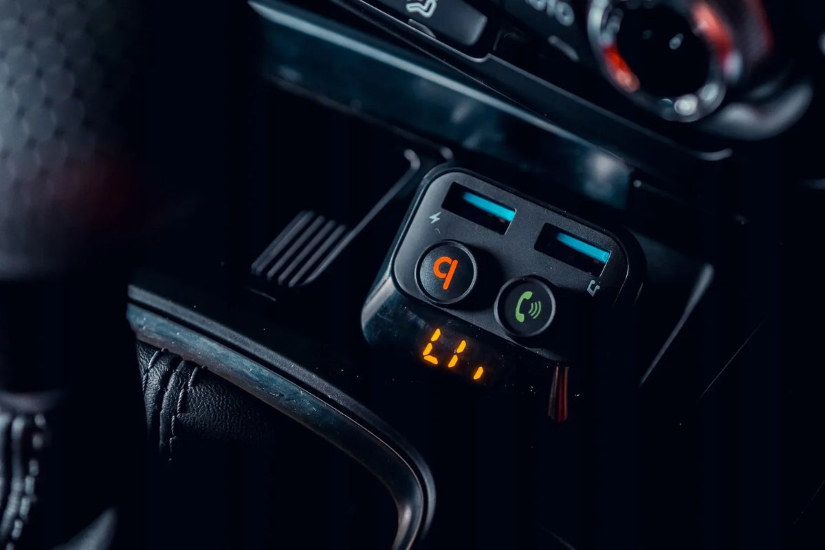 Automobilinis FM Bluetooth siųstuvas BLOW 74-153 su įkrovikliu, galingų bosų funkcija, 2xUSB ir SD kortelės jungtimi 12-24V