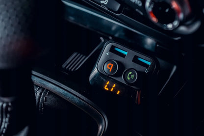 Automobilinis FM Bluetooth siųstuvas BLOW 74-153 su įkrovikliu, galingų bosų funkcija, 2xUSB ir SD kortelės jungtimi 12-24V