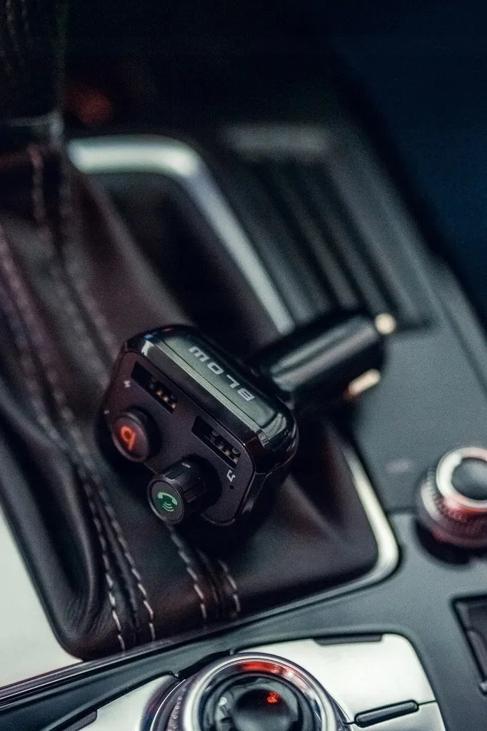 Automobilinis FM Bluetooth siųstuvas BLOW 74-153 su įkrovikliu, galingų bosų funkcija, 2xUSB ir SD kortelės jungtimi 12-24V