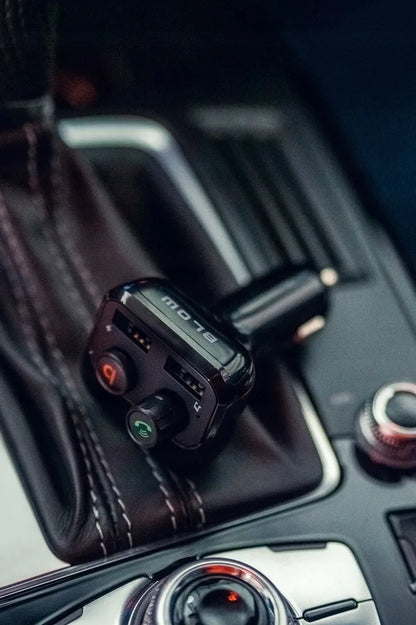 Automobilinis FM Bluetooth siųstuvas BLOW 74-153 su įkrovikliu, galingų bosų funkcija, 2xUSB ir SD kortelės jungtimi 12-24V