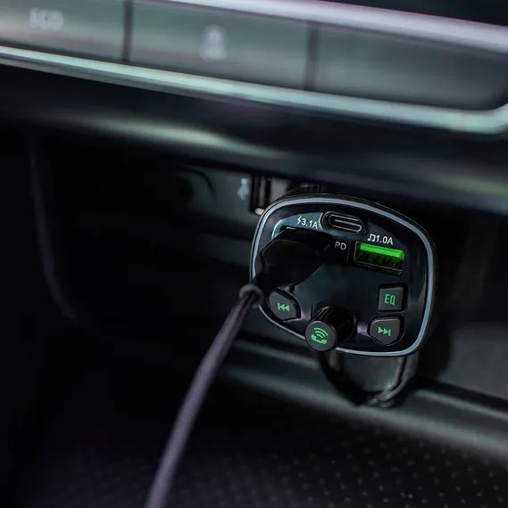 Automobilinis FM siųstuvas su „Bluetooth“ funkcija ir integruotu mikrofonu TR-360