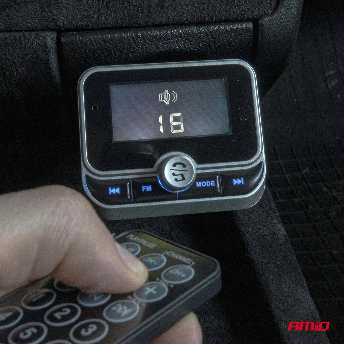 Automobilinis FM siųstuvas su nuotolinio valdymo pulteliu 2×USB-A 12V 24V AMIO-04657