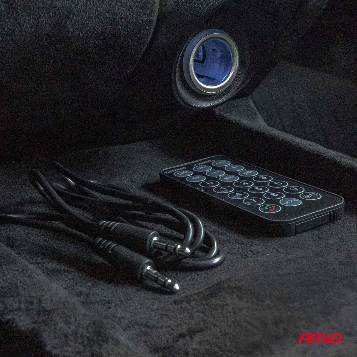 Automobilinis FM siųstuvas su nuotolinio valdymo pulteliu 2×USB-A 12V 24V AMIO-04657