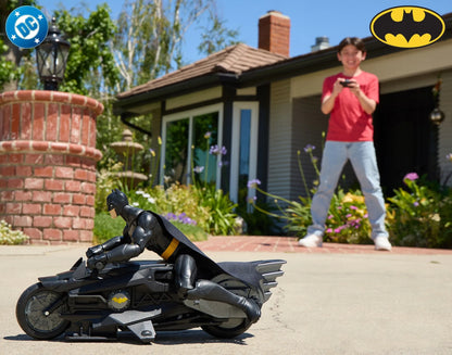 „Batman“ figūrėlė 30 cm ir nuotoliniu būdu valdomas „Batcycle“ motociklas, „DC Studios“