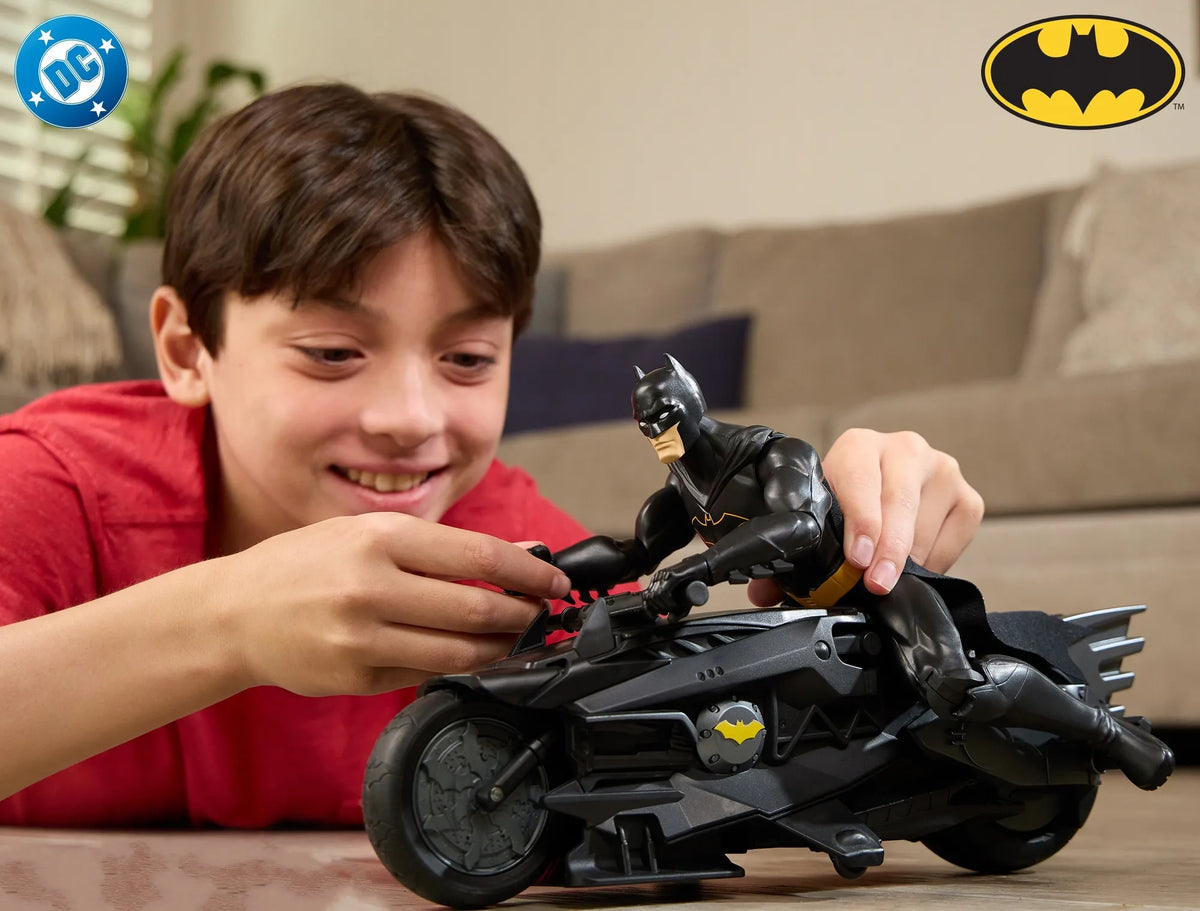 „Batman“ figūrėlė 30 cm ir nuotoliniu būdu valdomas „Batcycle“ motociklas, „DC Studios“