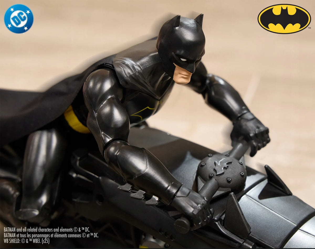 „Batman“ figūrėlė 30 cm ir nuotoliniu būdu valdomas „Batcycle“ motociklas, „DC Studios“