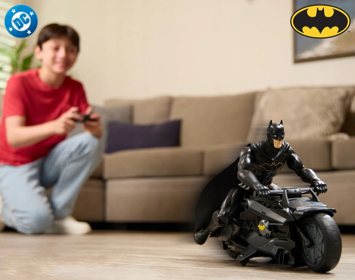 „Batman“ figūrėlė 30 cm ir nuotoliniu būdu valdomas „Batcycle“ motociklas, „DC Studios“