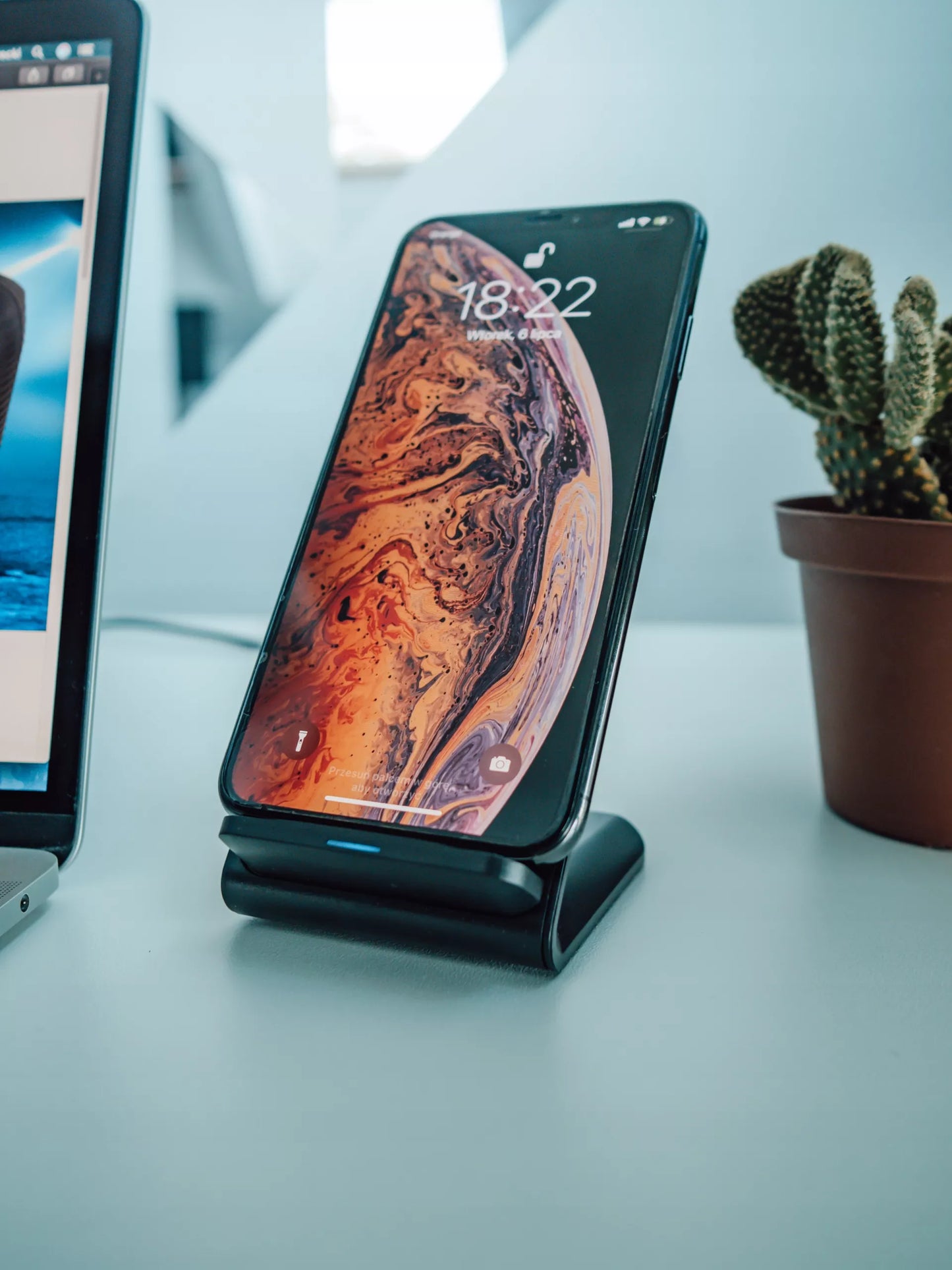 Belaidis indukcinis tinklo įkroviklis, greitai įkraunanti 15 W stotelė, USB-C QI