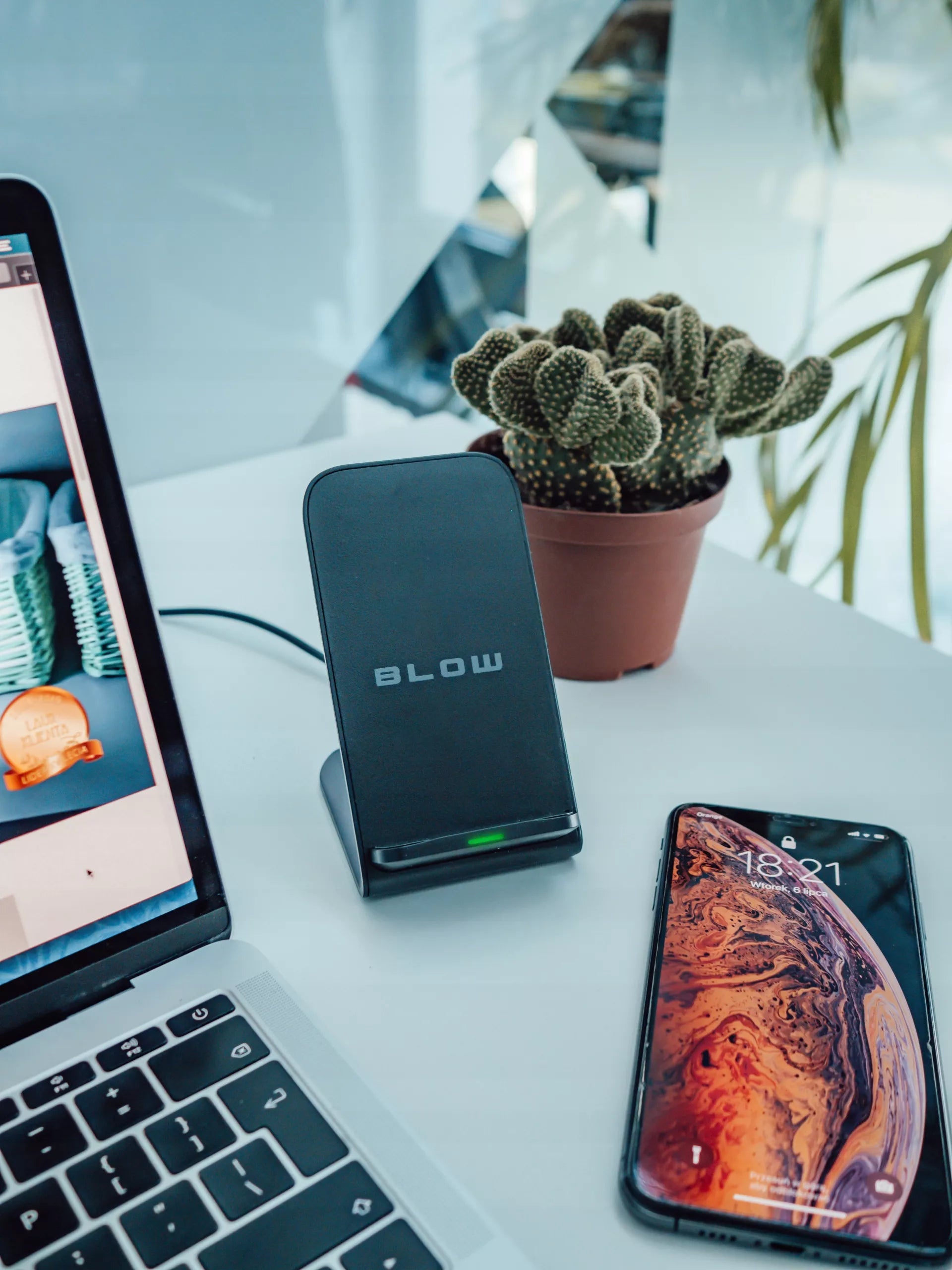Belaidis indukcinis tinklo įkroviklis, greitai įkraunanti 15 W stotelė, USB-C QI