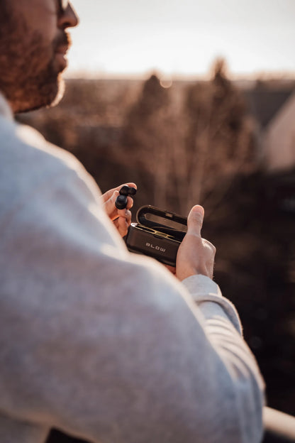 BLOW BTE200 belaidės į ausis įstatomos ausinės su „Bluetooth 5.1“, „Powerbank“ funkcija, dėklu ir mikrofonu
