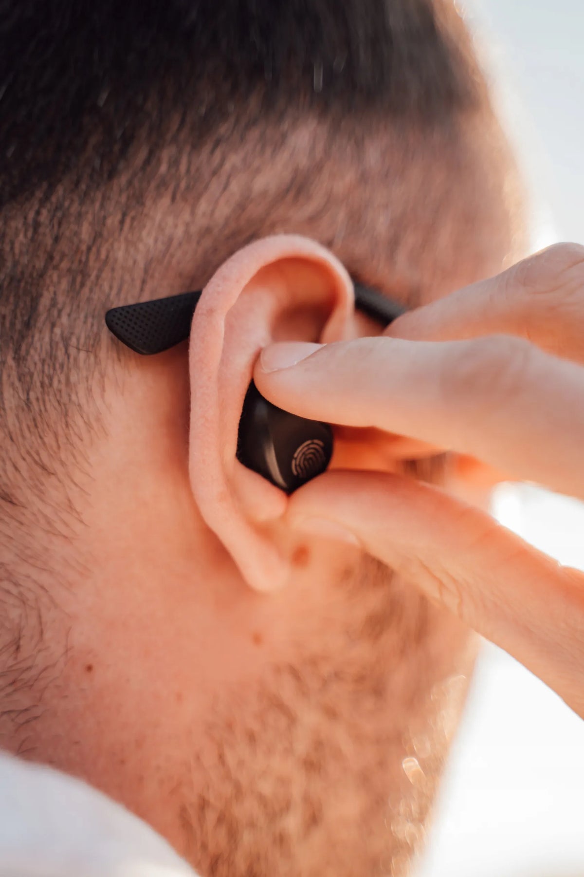 BLOW BTE200 belaidės į ausis įstatomos ausinės su „Bluetooth 5.1“, „Powerbank“ funkcija, dėklu ir mikrofonu