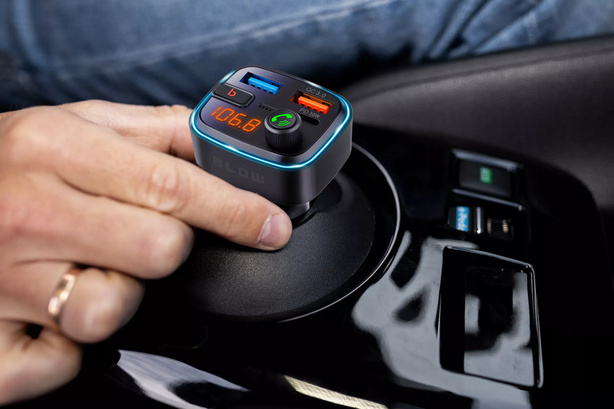 BLUETOOTH 5.3 FM siųstuvas QC 3.0 PD30W stiprus bosas įkroviklis mikrofonas