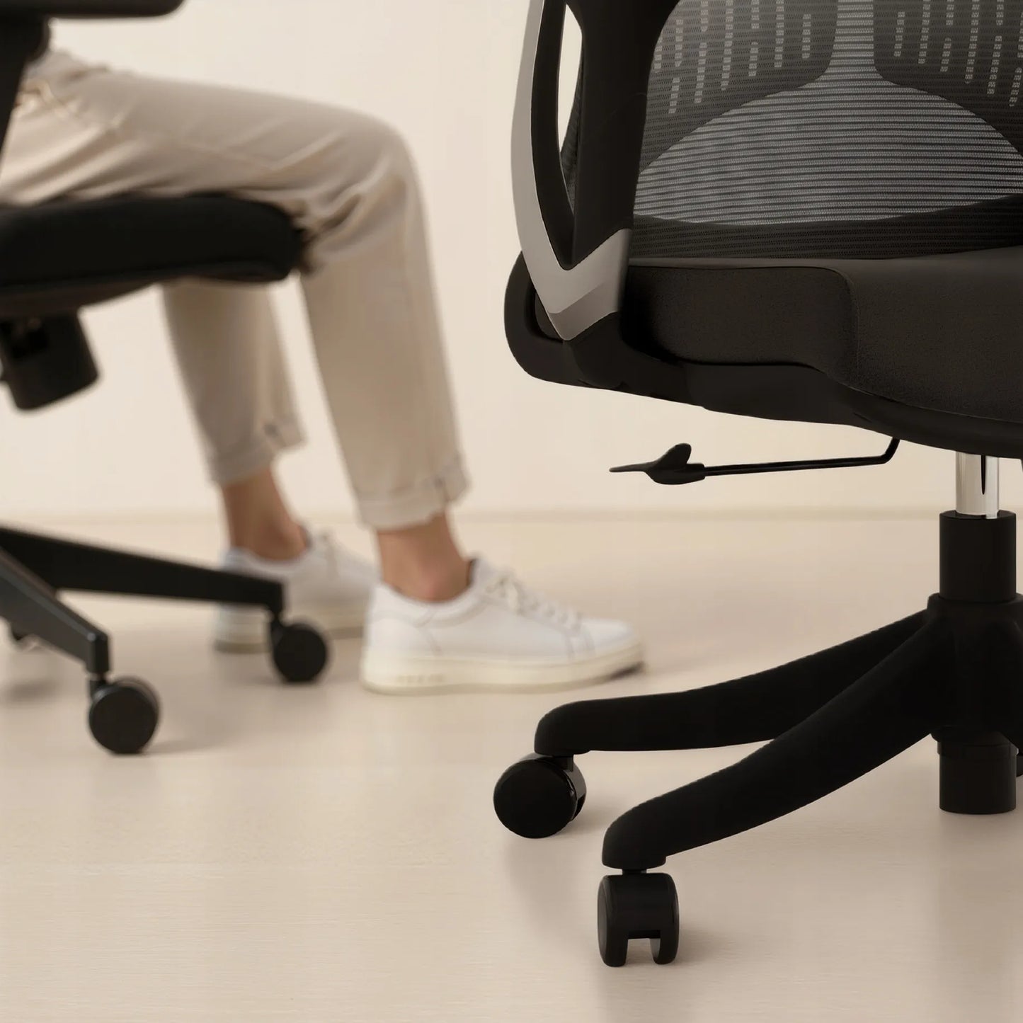 Boste ergonominė biuro kėdė su sukamu mechanizmu, patogi ir reguliuojama