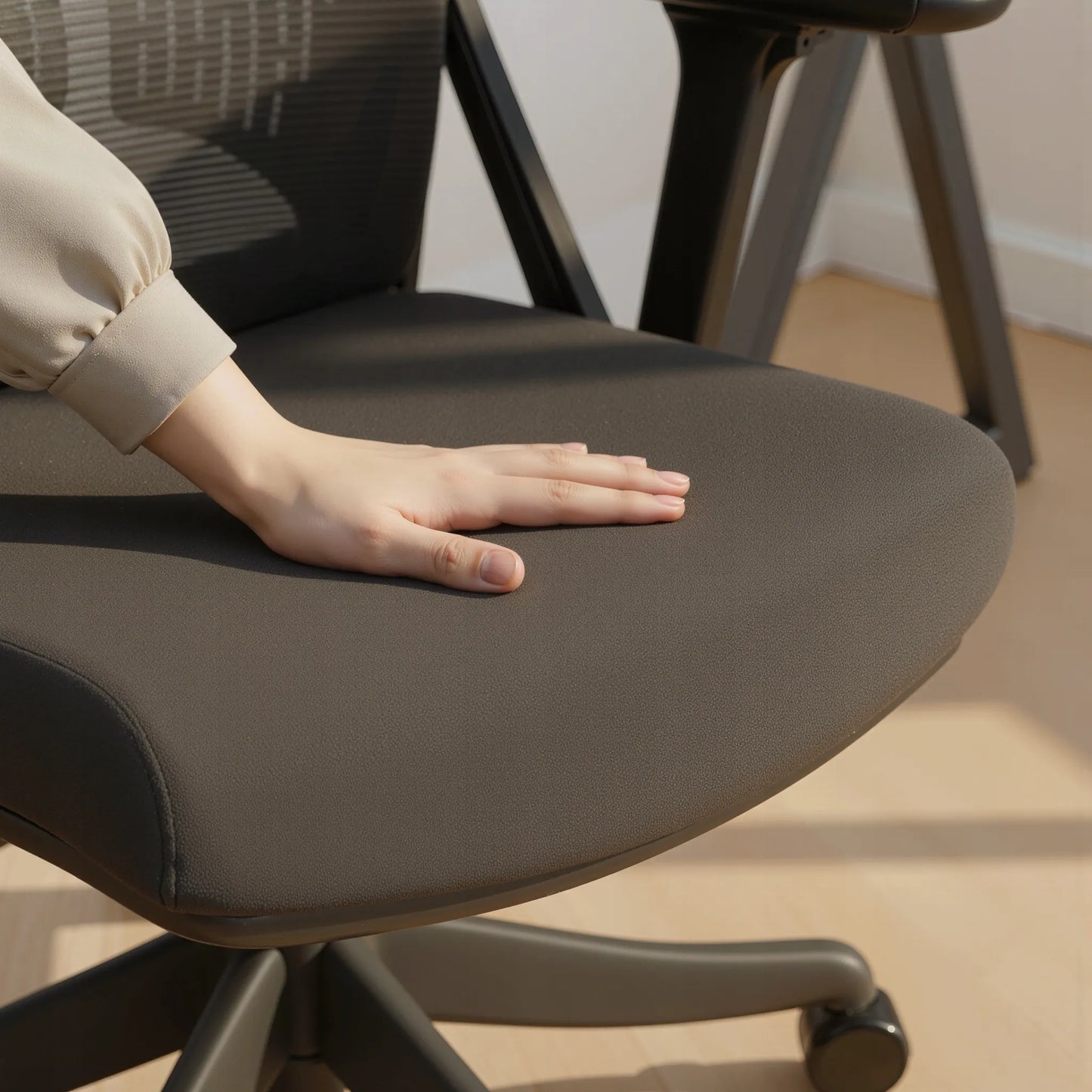 Boste ergonominė biuro kėdė su sukamu mechanizmu, patogi ir reguliuojama